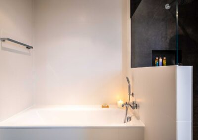 Salle d'eau equipé d'une baignoire